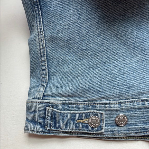 Levi's Original Trucker Denim Jacket in Medium Blue Jean Wash | Women’s Plus 2X - Picture 11 of 15